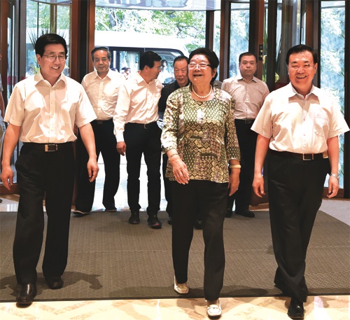 新中國首位女省長顧秀蓮:出身農民做到副國級,如今85歲依舊工作 新中國首位女省長顧秀蓮:出身農民做到副國級,如今85歲依舊工作