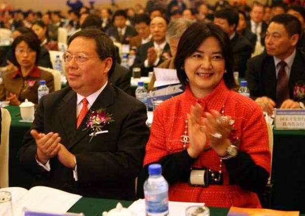 胡慧中的氣質真沒咋變，60多歲也不看出有皺紋，穿紅色看著挺洋氣