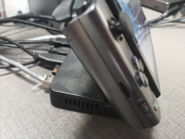 遊戲機不玩的時候用來辦公可以嗎？6399元掌上電腦接上底座就可以