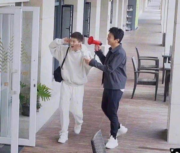 《哈哈哈哈哈》鄧超鹿晗神還原表情包