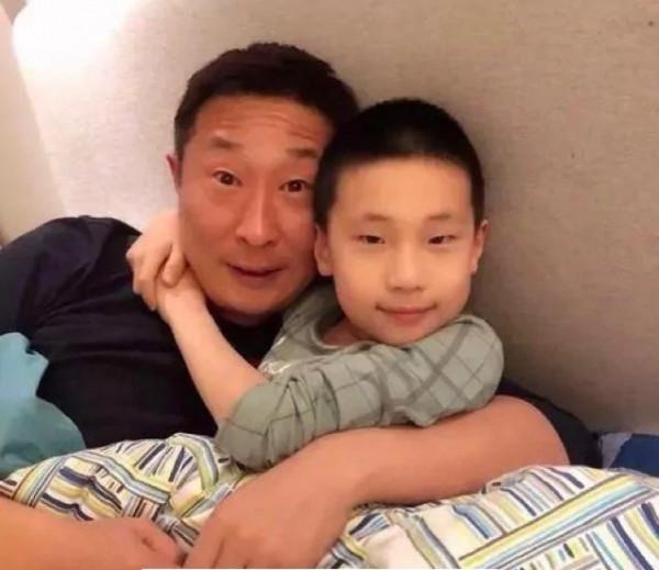 這一看就是親生的。戚薇跟女兒真是神同步 這一看就是親生的。戚薇跟女兒真是神同步