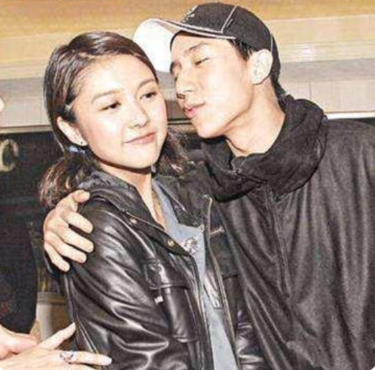 成龍為了他更改遺囑，房祖名到底做錯了什麼？