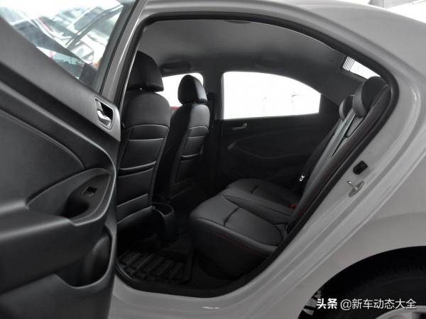 便宜好停車油耗極低，合資的三廂實用車5&period;1L油耗，實拍瑞納