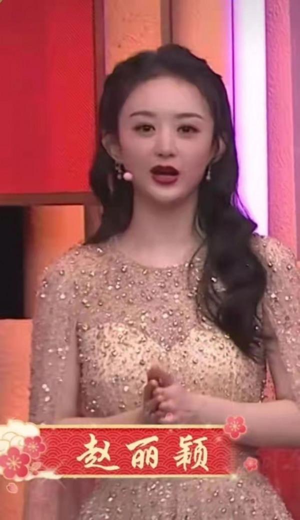 趙麗穎拂袖造型徹底封神！穿香檳裙亮相春晚進行時，少女感大爆棚