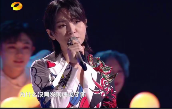 “南北”雙臺跨年：唐嫣美豔、王鷗搶鏡，楊冪眼妝像“發光眼屎”