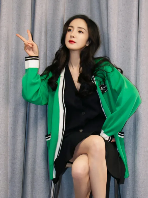 楊冪又帶火了“回力鞋+裙子”！巨美巨顯腿細，絕了