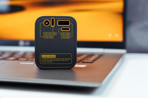 無法拒絕的賽博朋克工業美學：閃極100W超級移動電源 體驗分享