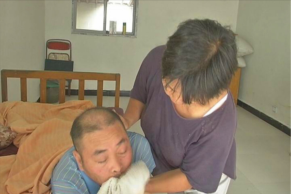 70歲阿姨哭訴：“家有長壽老人，子女遭罪”，道出了真實現狀