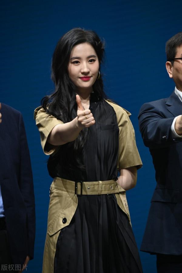 五官精緻的星女郎，張藝謀挑人的眼光很犀利