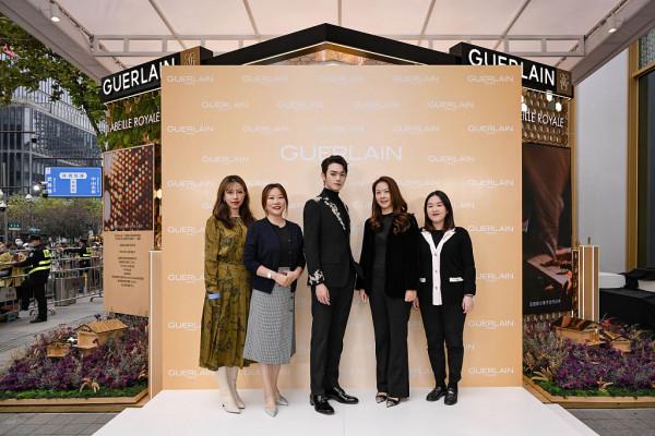 許凱鎏金刺繡黑西裝造型化身貴公子 精緻髮型突顯優越五官 許凱鎏金刺繡黑西裝造型化身貴公子 精緻髮型突顯優越五官