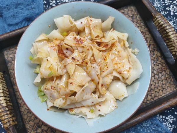 餃子皮大變身，切一切拉一拉，做成油潑面，爽滑入味真好吃