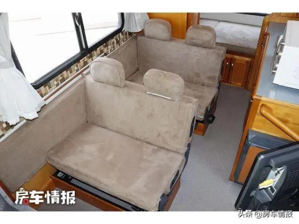 日產平頭輕卡房車,長度僅4.8米7座設計,能放3張床為啥還不擠? 日產平頭輕卡房車,長度僅4.8米7座設計,能放3張床為啥還不擠?