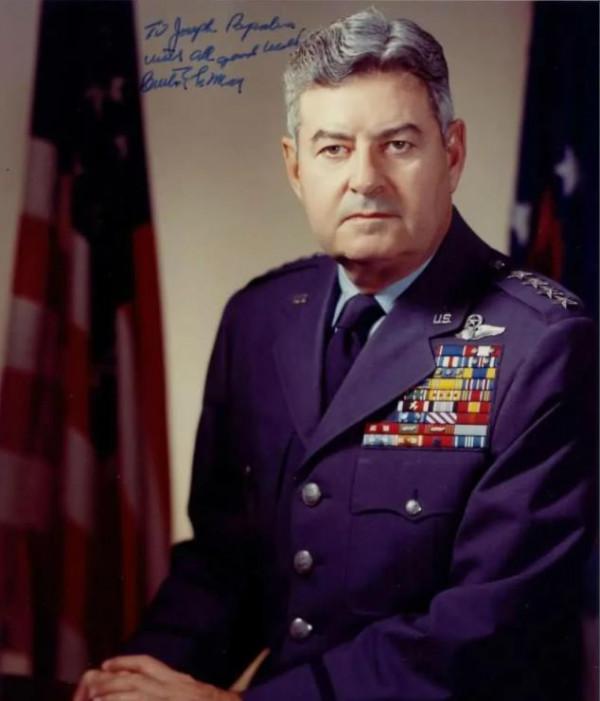 美軍轟炸東京9個月，效果甚微，李梅出一高招，日本人至今都恨他