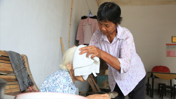 71歲阿姨伺候95歲父親20年後哭訴:爸你什麼時候死?我真的好累啊 71歲阿姨伺候95歲父親20年後哭訴:爸你什麼時候死?我真的好累啊