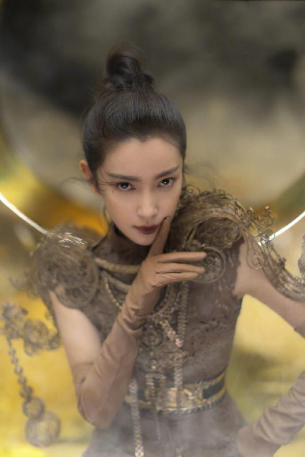 48歲李冰冰不服老，秋日巾幗大片化身女戰士，眼淚妝讓人移不開眼