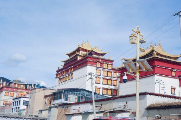 雲南一個村子被4A景區包圍,進村就要買票,村中建起5星級酒店 雲南一個村子被4A景區包圍,進村就要買票,村中建起5星級酒店