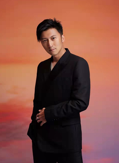 52歲王菲驚豔開唱！穿白裙盡顯巨星範，謝霆鋒刻意避嫌愛意藏不住