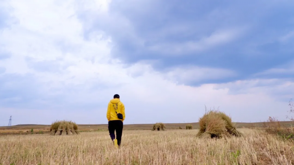 人到中年才明白，頭頂沒傘的人，凡事靠自己