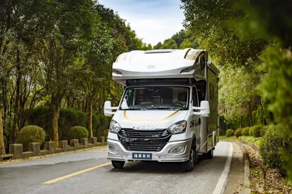 隆翠1號C638雙拓展旗艦版：銀白色車身科幻風拉滿 整合前沿黑科技