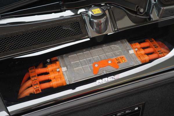 體驗法拉利SF90 Spider，千匹馬力敞篷混動超跑，2.5秒即可破百