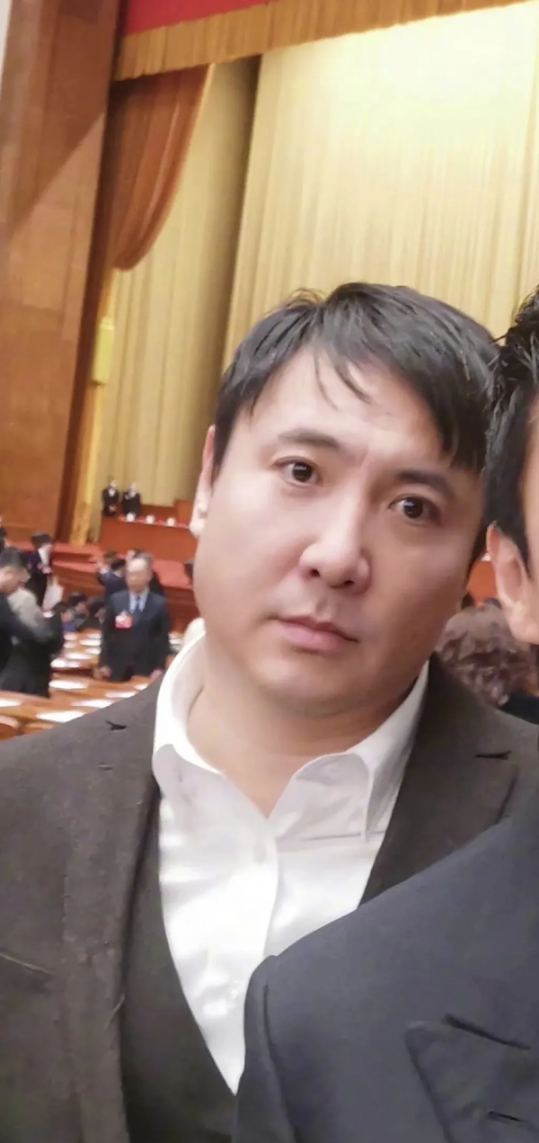 大合照裡的沈騰到底都在看些啥？