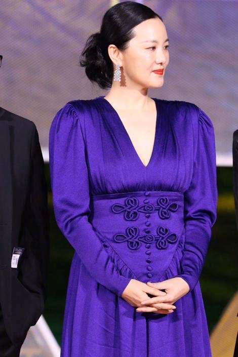 詠梅和毛阿敏罕見同臺，兩人同穿禮服長裙，一黑一白氣質都好驚豔