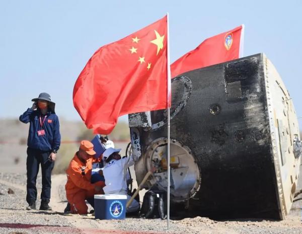 潔白的返回艙被大氣層燒成炭黑色，裡面的人會感到灼熱嗎？