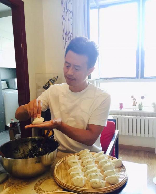 央視主持人白燕升：對殘疾妻子不離不棄，50歲才生二胎