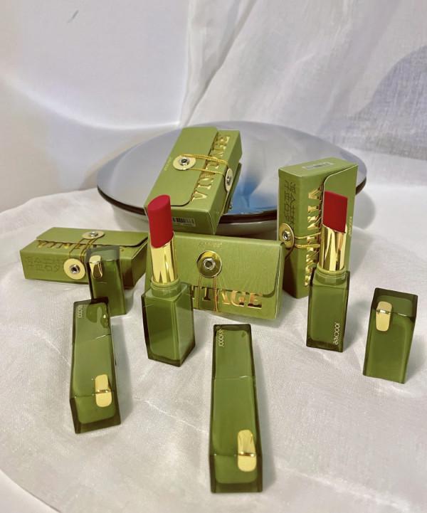 經典的正紅色，越看越好看，顯白又時髦，黃皮也能夠駕馭