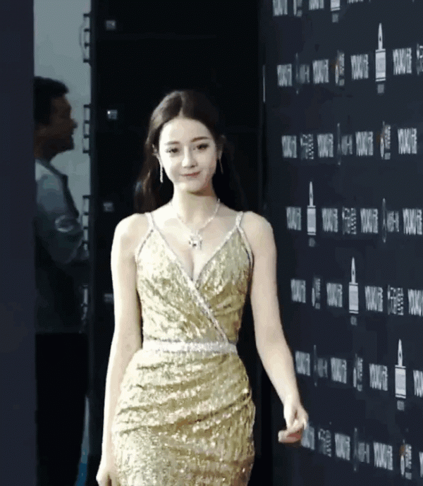 膝蓋內彎、一瘸一拐、內八字,這些女星的走路姿勢是在毀形象 膝蓋內彎、一瘸一拐、內八字,這些女星的走路姿勢是在毀形象