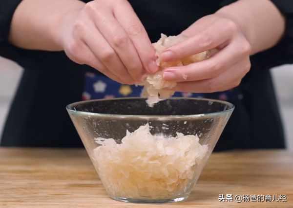 甜香味美的鳳梨銀耳羹，湯汁濃稠，營養又解饞，家中孩子特別愛吃