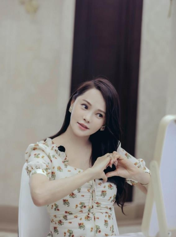 伊能靜雖然已經年過半百了，但與兒子牽手出門，感覺卻更像姐弟