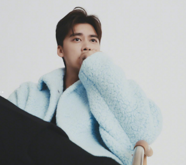 李易峰現身商場,出動200名保安維護秩序,保潔阿姨:這明星出名 李易峰現身商場,出動200名保安維護秩序,保潔阿姨:這明星出名