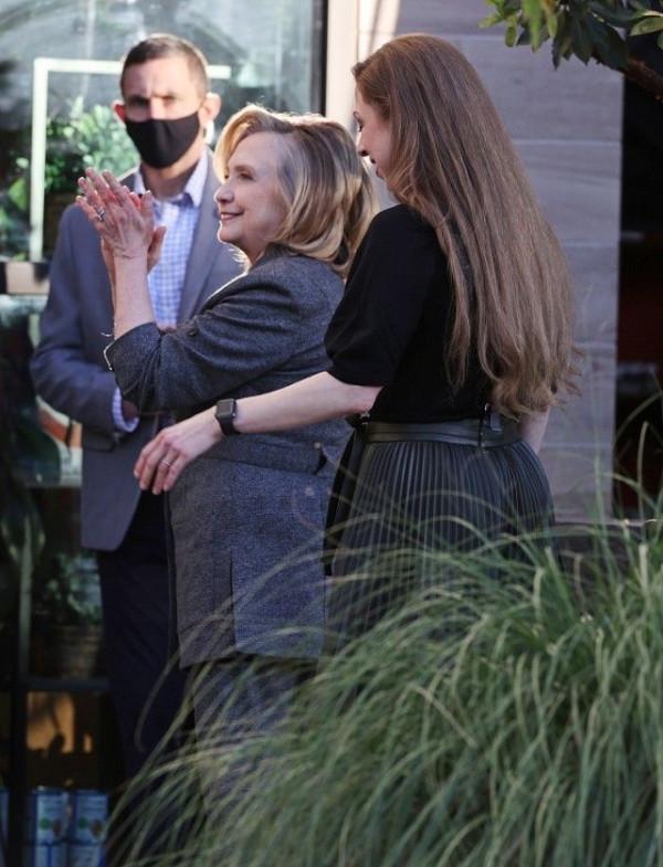 希拉里母女高調現身街頭，42歲女兒罕見露面，74歲希拉里打扮隆重