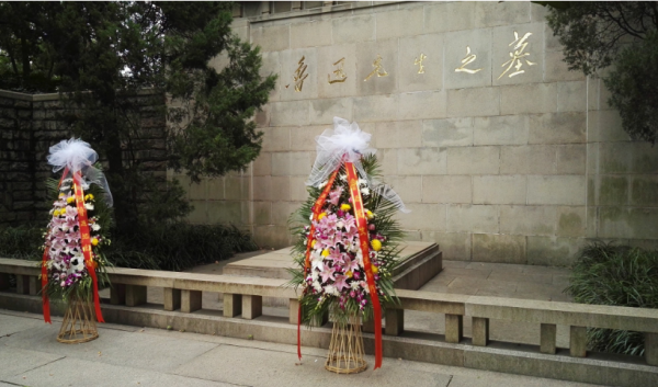 偉人題寫的“魯迅先生之墓”真驚豔，雖少了些奔放，但是更加穩重