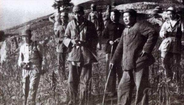 前有黃河,後有追兵,周恩來萬分焦急,毛澤東卻淡定說道:拿煙來 前有黃河,後有追兵,周恩來萬分焦急,毛澤東卻淡定說道:拿煙來