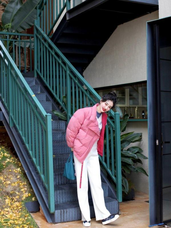 今年流行羽絨服搭配針織褲，百搭又時尚，普通女生也能穿出高階感