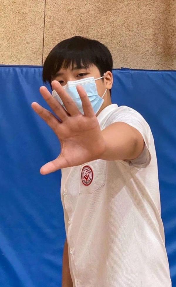 吳鎮宇兒子費曼近照曝光，變胖網友表示認不出，五官精緻似母親