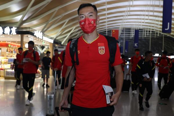 國足的丟球誰該負首責?洛國富還是吳曦?看3次回放就知道答案了 國足的丟球誰該負首責?洛國富還是吳曦?看3次回放就知道答案了