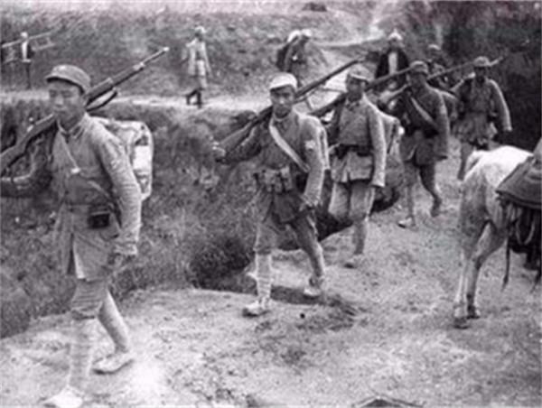 八路軍彈藥打光了,一個地主跑來說:我家還有十幾箱,隨便用 八路軍彈藥打光了,一個地主跑來說:我家還有十幾箱,隨便用