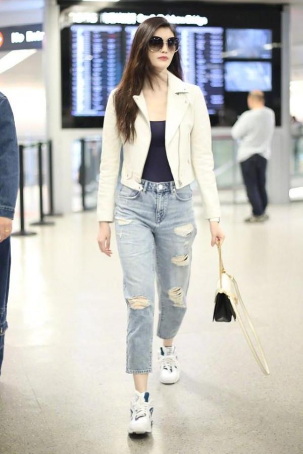 何穗否認戀情後首現身,白夾克搭配破洞褲真時髦,這氣質絕了 何穗否認戀情後首現身,白夾克搭配破洞褲真時髦,這氣質絕了