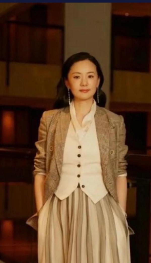 董卿、陳數、詠梅，三位手捧書卷的女人真美