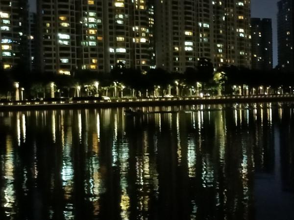 野釣河邊喜獲麥鯪，無人機組合圖案勝比煙火