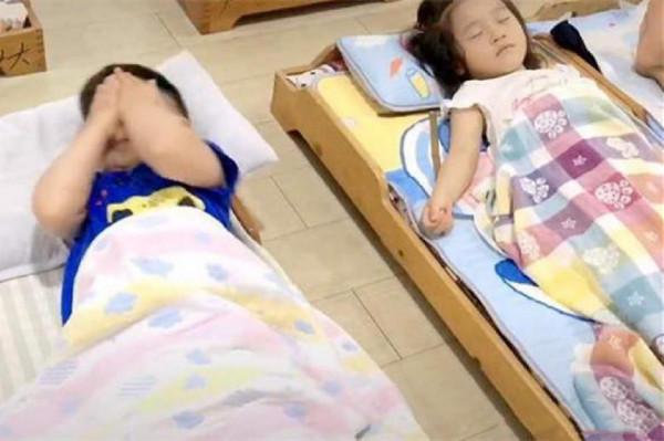 女兒幼兒園被男孩牽手睡覺，爸爸心情複雜，孩子的心思其實很單純