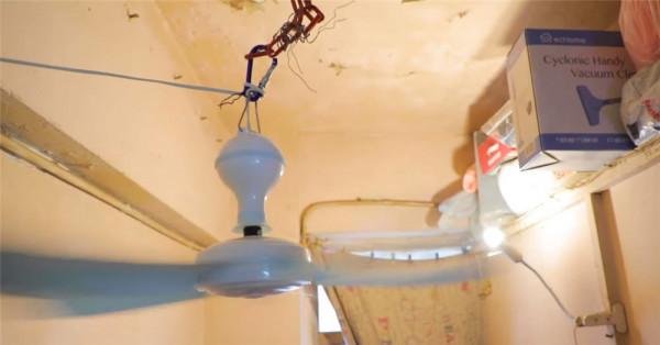 香港54歲大叔住6㎡劏房:蝸居生活大半輩子,夏天太熱得用4臺電扇 香港54歲大叔住6㎡劏房:蝸居生活大半輩子,夏天太熱得用4臺電扇