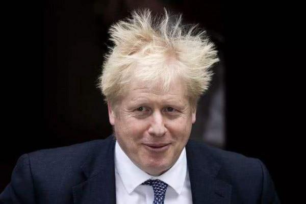 萌獅約翰遜：生七娃壓力山大，腰揣奶瓶、頭頂吞金獸蹭老爹釋出會