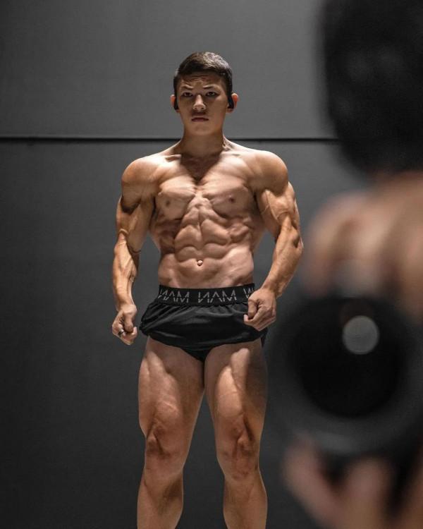 4年過去，“迷你施瓦辛格”怎麼樣了？網友：健身果然長不高