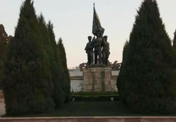 此人犧牲,全團官兵一起披麻戴孝,集體在遺像前下跪 此人犧牲,全團官兵一起披麻戴孝,集體在遺像前下跪