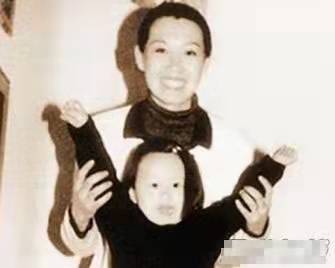 同是趙本山的基因，前妻女兒和後妻女兒一對比，差距就出來了