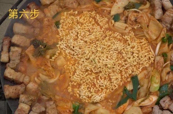 韓國香煎五花肉燉金拉麵的做法 韓國香煎五花肉燉金拉麵的做法